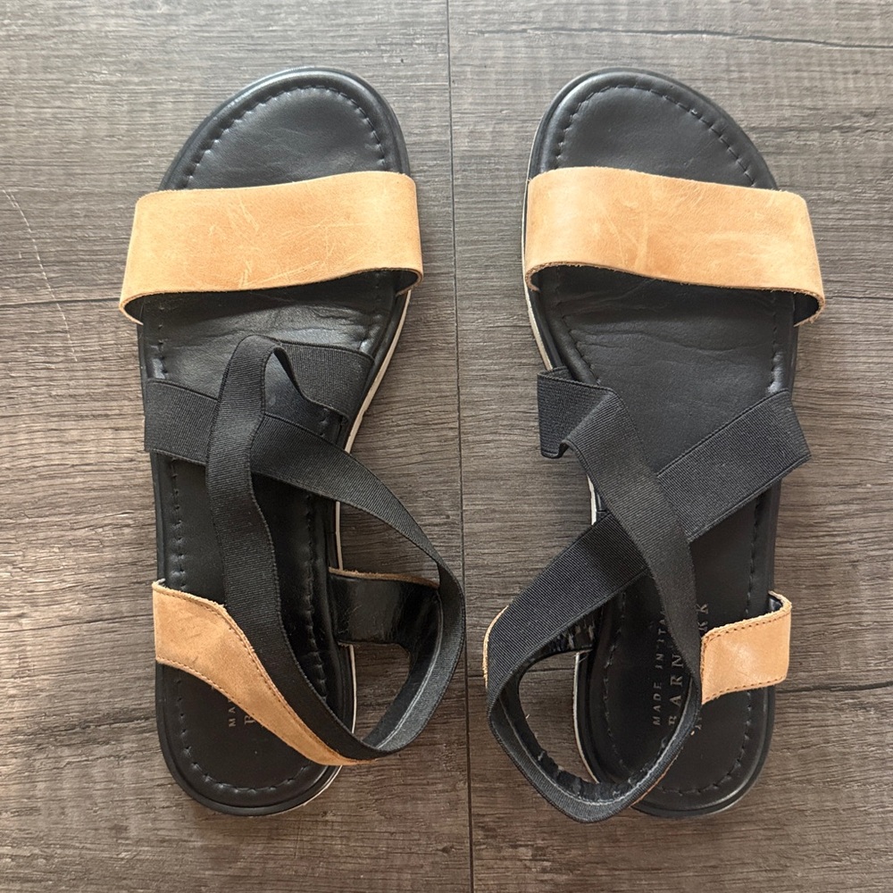 Barneys New York Made in Italy Crisscross Elastic Sandals Black Tan 7.5